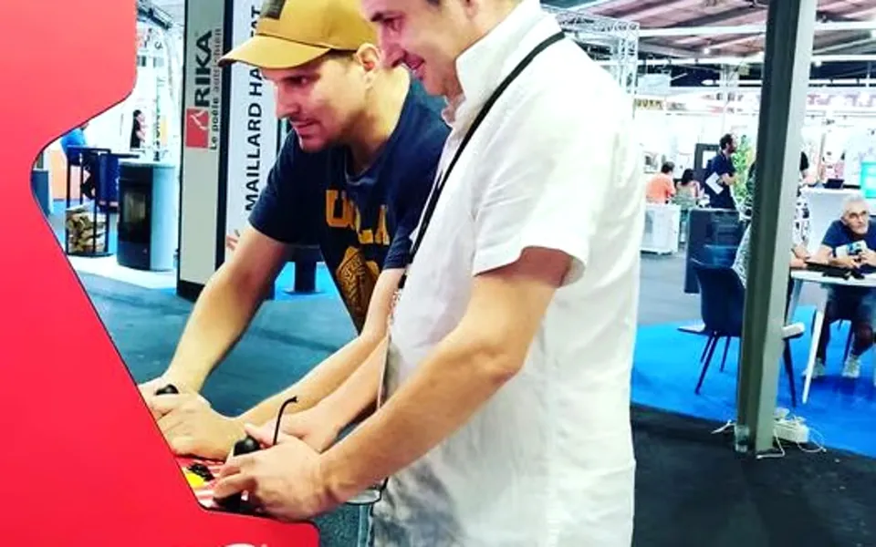 Franck et Yannick, fondateurs d’Arcade Pyrénées, réunis autour d’une borne