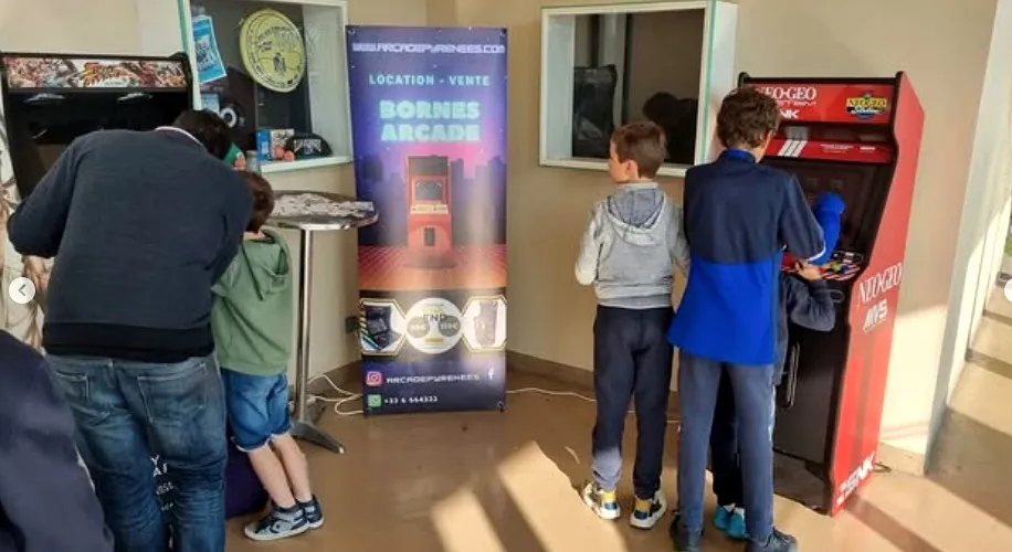 Plusieurs bornes arcade installées dans un espace événementiel