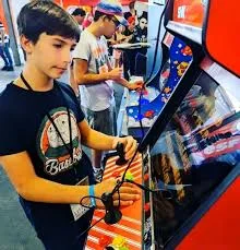 Jeune joueur sur borne Neo Geo pendant un événement